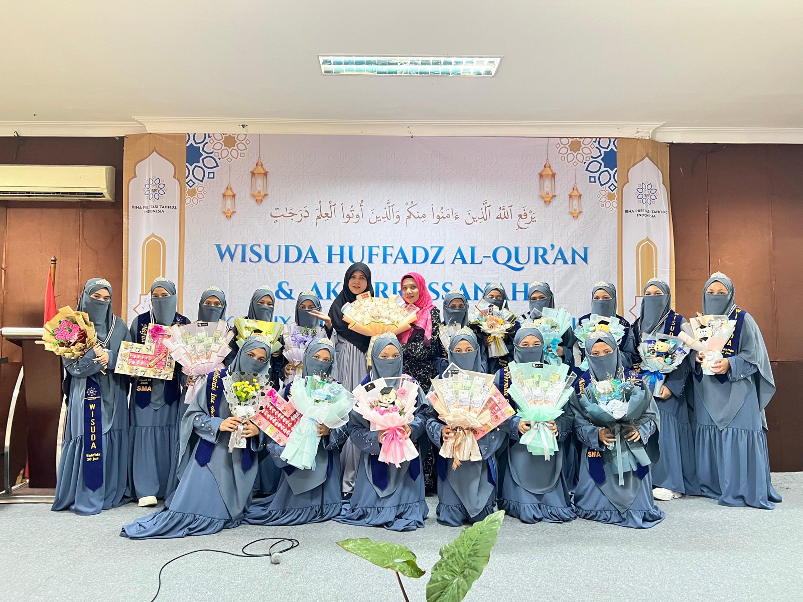 Wisudawati Dengan Bunga